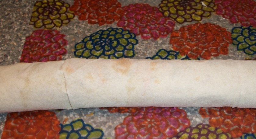 1. Этап. Лаваш с корейской морковкой и огурцом: Сворачиваем в рулет, который обжариваем на растительном масле с двух сторон.