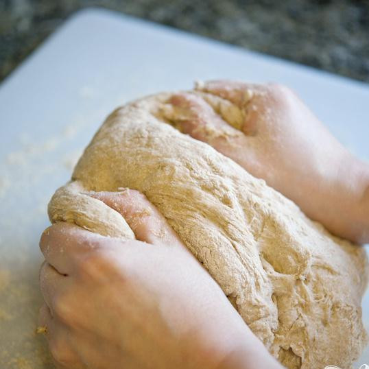 1. Этап. Английская домашняя булочка: Замесите тесто руками (3-5 минут) и отложите на 5 минут в сторону чтобы дать тесту отдохнуть.