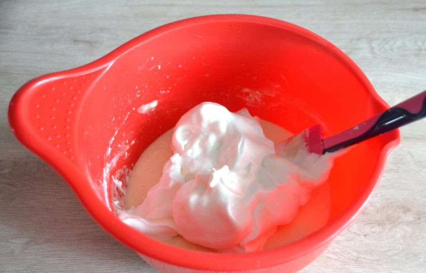 1. Этап. Торт Груши в карамели: Силиконовой лопаточкой вмешайте в тесто взбитые ранее белки.