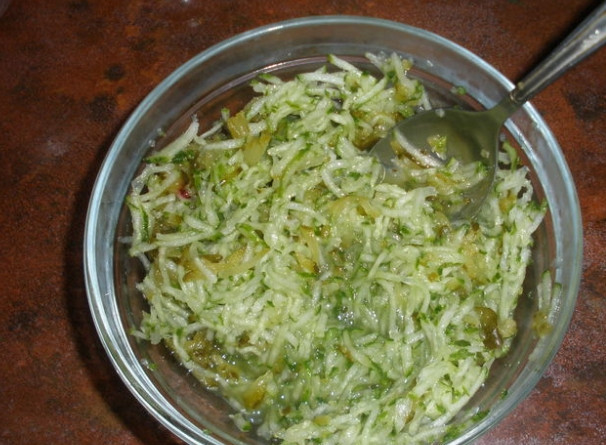 1. Этап. Свекольник классический с мясом: 3. Остудите отвар. Процеживайте. Свеклу отложите в сторону. Листья ее помойте, нарежьте, залейте кипящей водой и охладите.