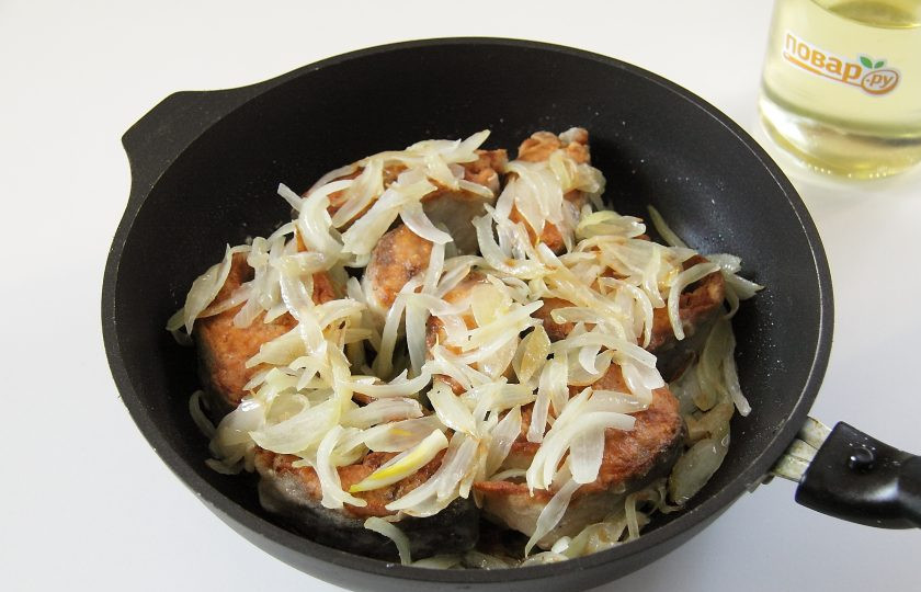 1. Этап. Горбуша в сметане на сковороде: Верните на сковороду обжаренный лук.