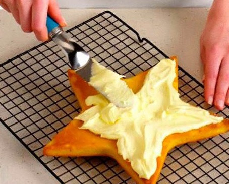 1. Этап. Торт Звезда: 2. Когда первый корж будет готов отправить в духовку второй. У остывшего коржа срезать немного теста с верхушки, чтобы поверхность была ровной (обрезки еще пригодятся). Как сделать торт 