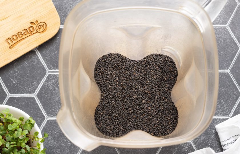 1. Этап. Паста тахини из черного кунжута: Пока кунжут еще горячий, переложите его в чашу блендера или кухонного комбайна с S-образным ножом.