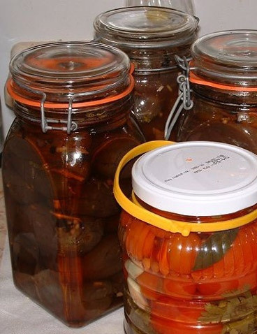 1. Этап. Маринованные баклажаны на зиму: 7. Не забудьте укутать банки теплым одеялом и каждую из них перевернуть дном вниз. Вот и все, наша закуска готова!