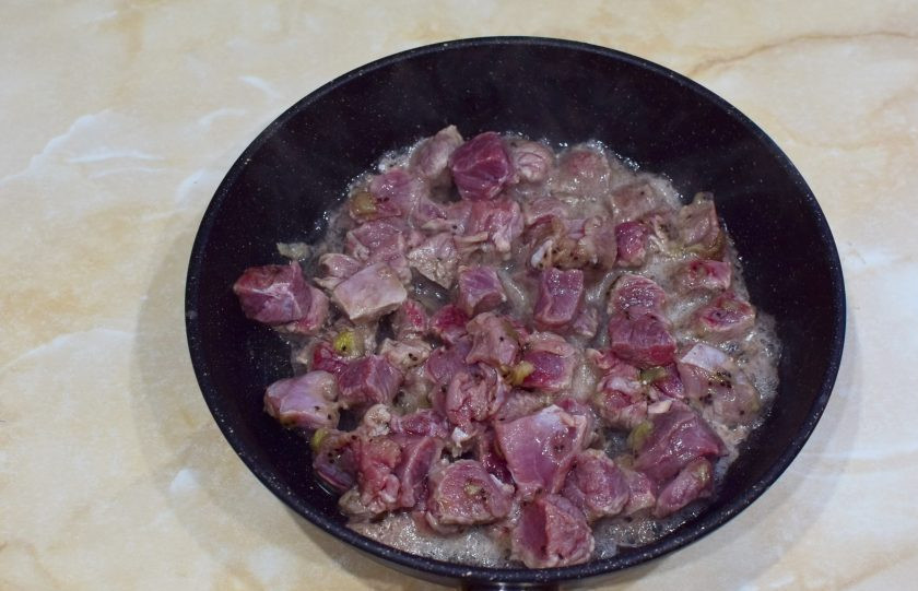 1. Этап. Лосятина с киви: Для жарки разогрейте сковороду и налейте в неё растительное масло. Выложите мясо, стараясь убрать с него лишнее киви. Оставьте жариться на 20-30 минут. С мяса появится сок, но постепенно он выпарится.