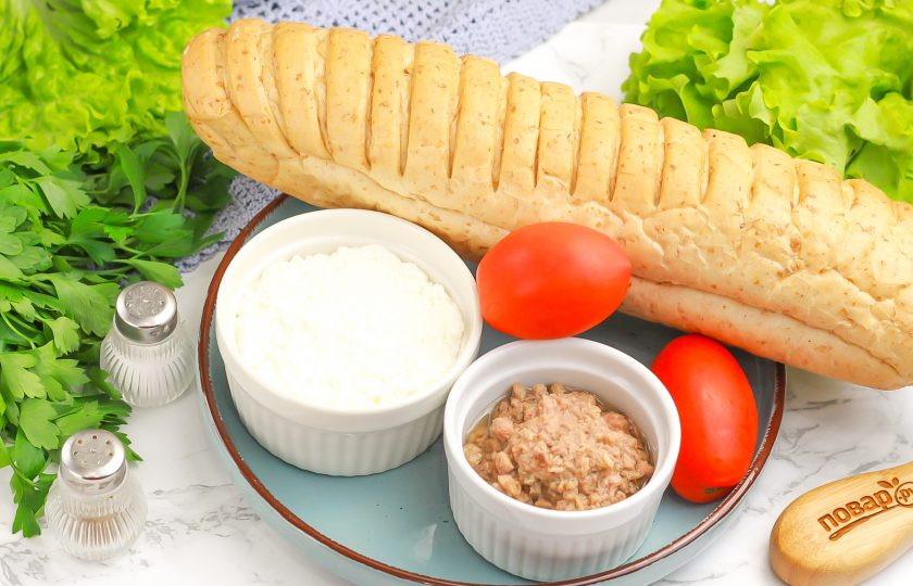 1. Этап. Тост с тунцом: Подготовьте указанные продукты. Вскройте консервы и выложите консервированного тунца в пиалу, слив масло.