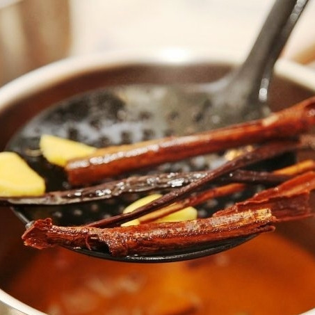 1. Этап. Маринованные сливы: Из загустевшего сиропа аккуратно вынимаем все специи.