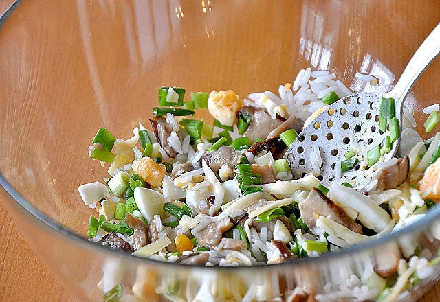 1. Этап. Кальмары в горшочках: Готовим начинку для кальмаров. смешиваем рис, рубленое варёное яйцо, обжаренные грибы, порезанный зеленый лук и половину количества сыра. Сыр потереть.