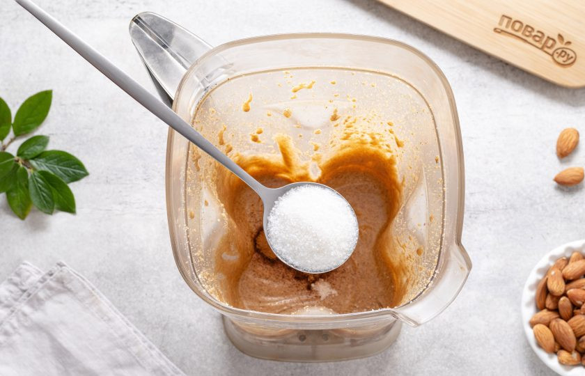 1. Этап. Миндальная паста с семенами чиа: Когда паста станет жидкой и однородной, добавьте корицу, щепотку морской соли и сахар. Еще раз пробейте в блендере.