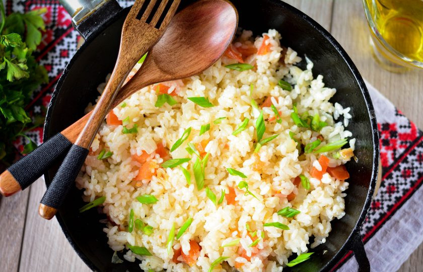 1. Этап. Рассыпчатый рис в сковороде: Готовое блюдо сразу подавайте к столу.