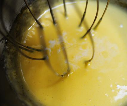 1. Этап. Фрикасе из телятины: 3. Пока тушится мясо сделайте соус: взбейте два желтка до густой пены. Этим соусом мы в конце зальем мясо.