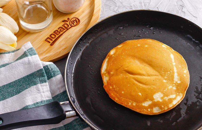 1. Этап. Панкейки на сметане: Аккуратно переверните выпечку на другую сторону и допеките еще 1-2 минуты до румяности. Таким образом испеките и все остальные панкейки.