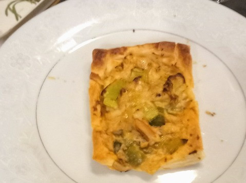 1. Этап. Слойки с луком-пореем и крабовым мясом: Запекать в духовке 20-25 минут до золотистого цвета. Можно подавать. Приятного аппетита.