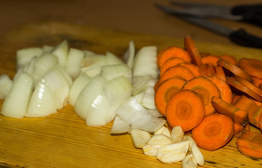 1. Этап. Рыбный суп из щуки: 4. За это время можно очистить и нарезать небольшими кусочками лук, морковь и чеснок.