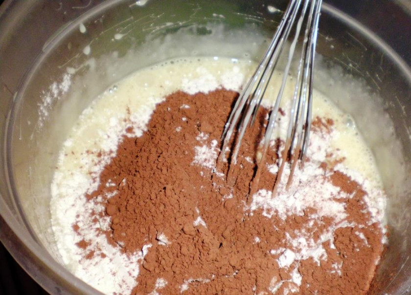 1. Этап. Торт Сметанник классический рецепт: Добавьте сгущенку, муку, разрыхлитель и какао. Замесите тесто, вылейте его в форму и выпекайте корж в духовке в течение 30 минут при 180 градусах.