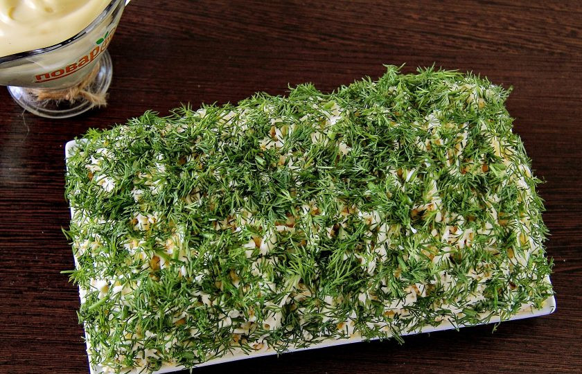 1. Этап. Салат Зеленая шуба: Покрываем яйца сеточкой майонеза и посыпаем измельченным свежим укропом. Салат 