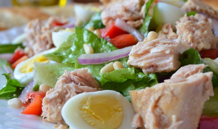 1. Этап. Салат из тунца в масле: Сверху выложите тунец и половинки яиц. Добавьте кедровые орехи. Салат готов! Приятного аппетита!