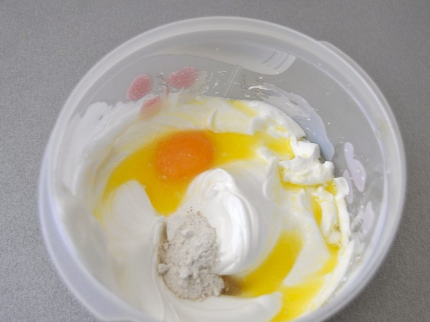 1. Этап. Кулич на молоке: Добавьте растопленное сливочное масло.