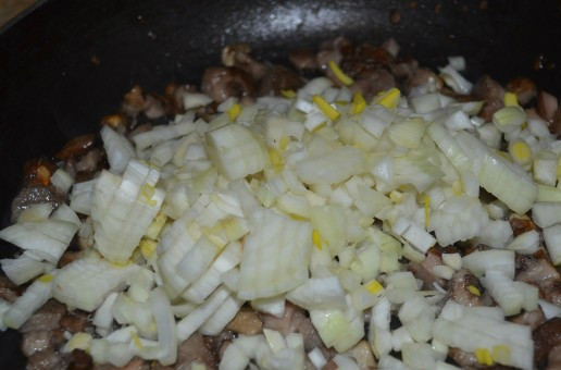 1. Этап. Блинный торт с грибами: Размораживаем грибы, отправляем их обжариваться на сковородку, смазанную маслом. Когда грибочки зарумянятся, добавляем в сковороду нарезанный кубиками лук.