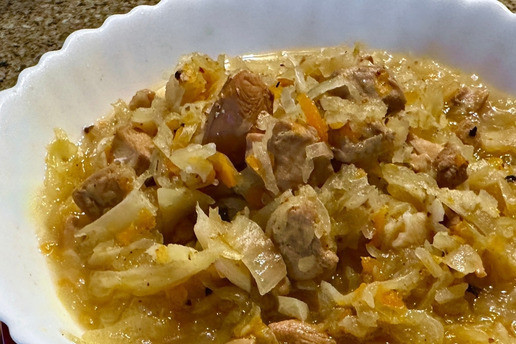 1. Этап. Солянка. Курица. Бульон. Капуста: И вот. Главное достоинство, как мне кажется, этой еды состоит в том, что при всей ее, извините, нажористости, она получилась лёгкая. Нет вот этой жирности, которую, обычно сопровождают такие солянки, если пережаривать овощи на масле. И капуста получилась сочная, пропитанная бульоном куриным и курица без сухости совершенно.