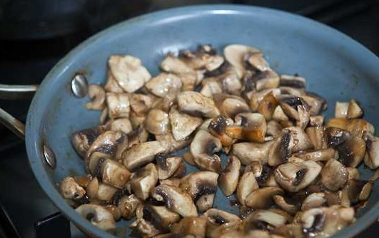 1. Этап. Суп грибной с шампиньонами: 3. Выложите их на сковороду с небольшим количеством растительного масла и обжарьте на среднем огне.