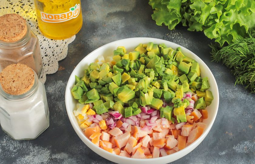 1. Этап. Круассаны с куриным салатом внутри: Очистите авокадо от кожуры и косточки, нарежьте мелким кубиком. Красный лук очистите от шелухи, промойте в воде и нарежьте так же, как и авокадо. Смешайте все нарезки в емкости вместе с солью и растительным маслом, получая вкусный салат.