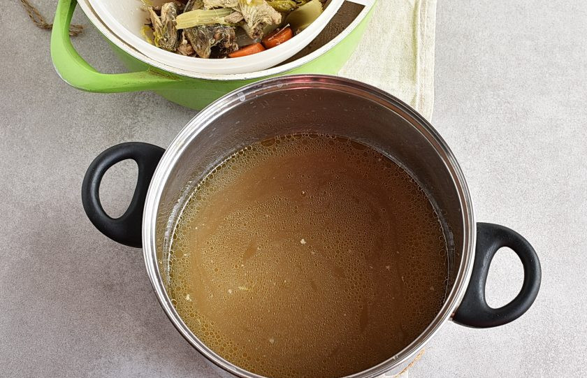 1. Этап. Бульон из рыбы: Дайте готовому бульону настояться на краю плиты в течение получаса. Тщательно процедите бульон. Дважды через дуршлаг и после через двойную влажную марлю.