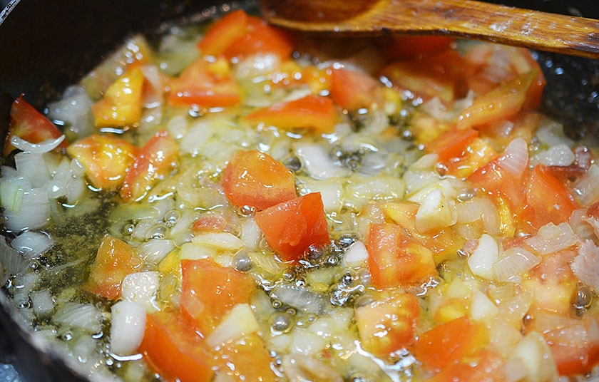 1. Этап. Цыпленок Чилиндрон по-арагонски: Добавьте помидоры, потушите минут 5.