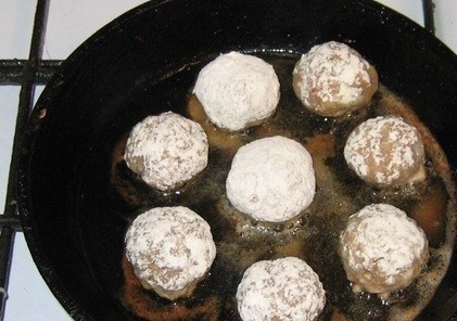 1. Этап. Ежики из говядины: Сковородку хорошенько разогреваем и наливаем в нее масла, затем убавляем огонь до среднего и обжариваем их со всех сторон до образования корочки. Готовые тефтели перекладываем в тарелочку.