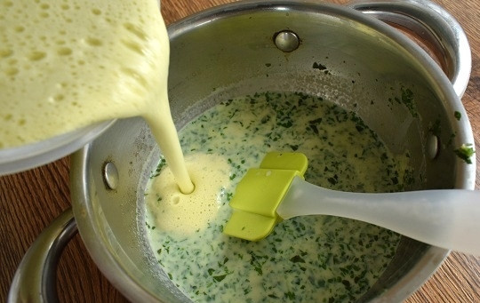 1. Этап. Базиликовое мороженое: Верните смесь в кастрюлю и варите до загустения до 82 °C, постоянно помешивая.