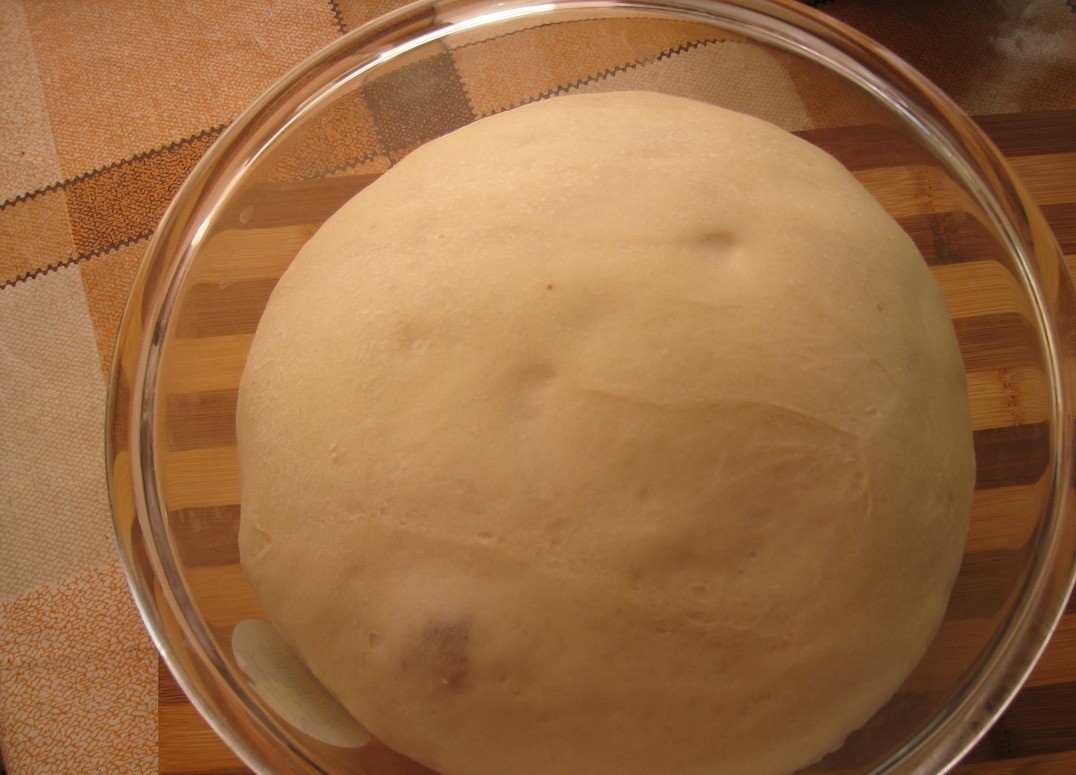 1. Stage. Wreath of belyash Yin and Yang: I made the dough in the bread machine. Pour warm water, add salt, sugar, olive oil, sifted flour and dry yeast into the bucket of the baker. Place the bucket in the bread machine, turn on the mode of kneading dough. Let the dough increase in volume by about 2-3 times.