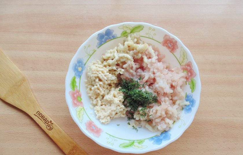 1. Этап. Рыбные котлеты Каштаны: Добавьте нарезанный укроп.