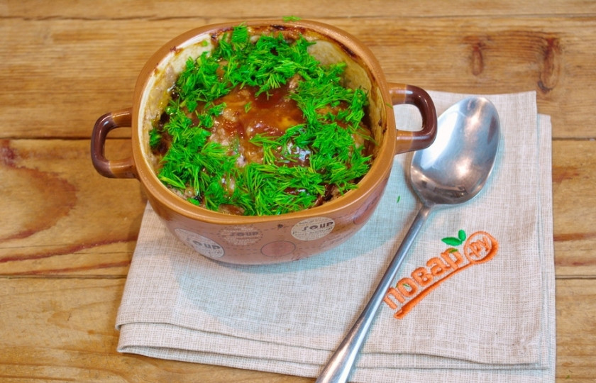 1. Этап. Американский мясной хлеб в горшочке: Разогрейте духовку до 200 градусов. Установите в неё горшочек. Запекайте 1 час. Дам один совет: под горшочек подставьте миску или небольшой противень. При запекании может вытекать мясной сок. Чтобы не пришлось потом мыть всю духовку, лучше заранее подставить емкость под горшочек. Слегка остывший американский мясной хлеб украсьте рубленым укропом. Подайте его к столу.