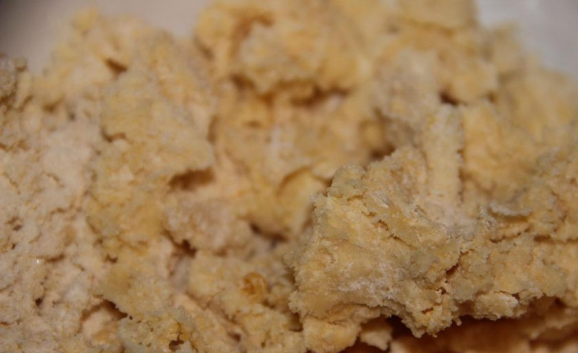 1. Этап. Рецепт сливового пирога от Юлии Высоцкой: Затем добавьте яйцо и замесите тесто.