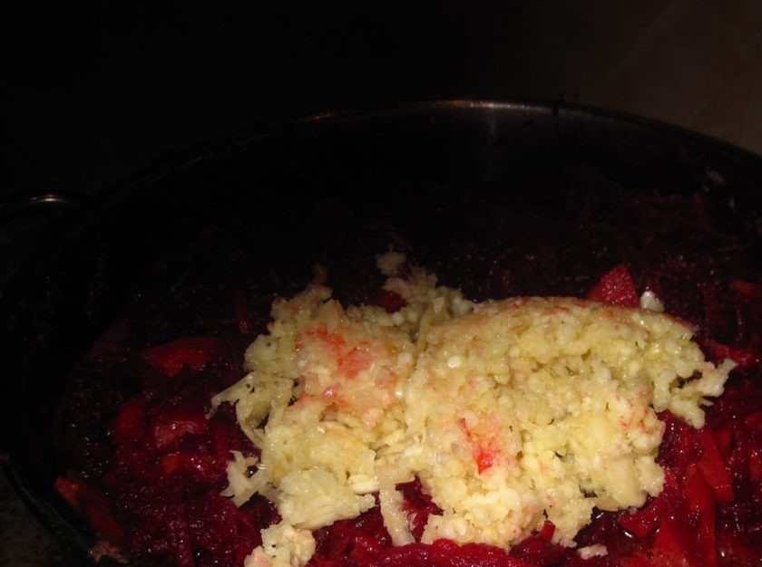 1. Этап. Салат из красной свеклы на зиму: 4. Чеснок выдавите через чесночницу или натрите на мелкой терке. Добавьте его в самом конце и в завершении отправьте к овощам острый перец по вкусу.