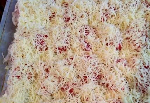 1. Этап. Курица запечённая с помидорами и сыром: Сыр натереть на мелкой тёрке и присыпать помидоры.