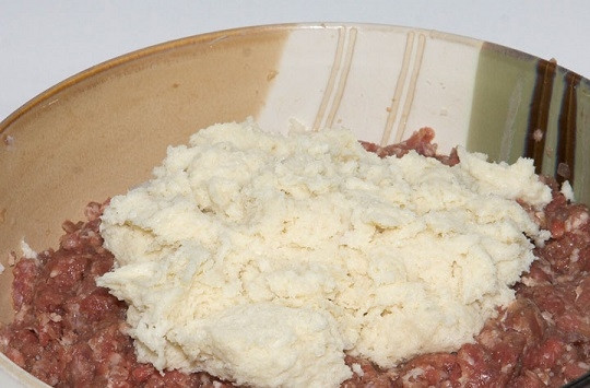 1. Этап. Макароны с котлетами: 3. Выложите в фарш хлеб.