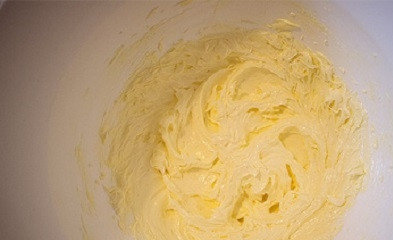 1. Этап. Песочное тесто для пирога с яблоками: 1. В небольшую мисочку отправьте сливочное масло. Добавьте сахар и соль. Взбивайте массу до пышности и пока она не станет светлее. От качестве масла во многом зависит конечный результат.