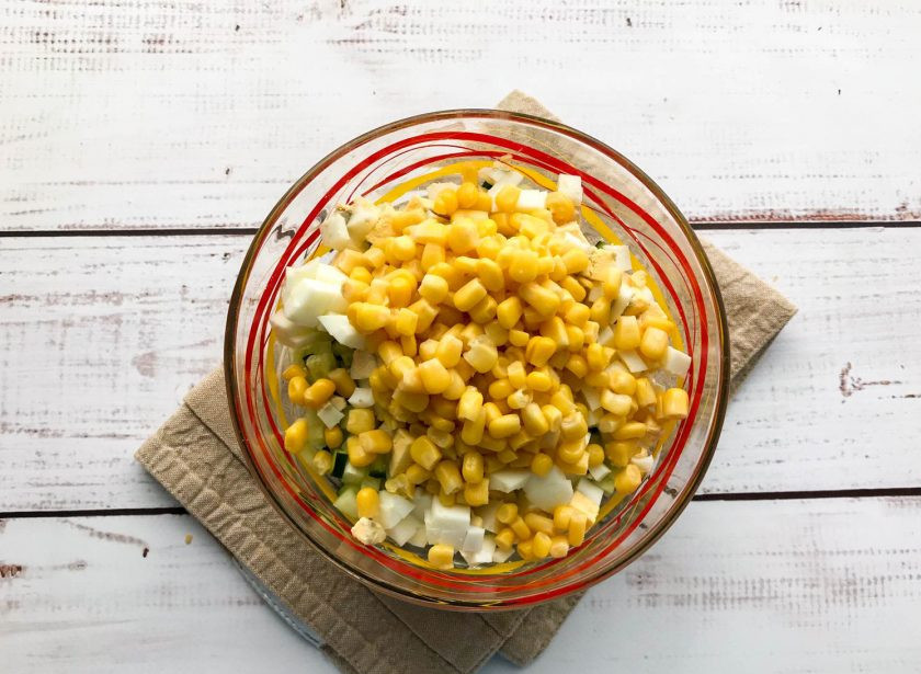 1. Этап. Крабовый салат со сметаной: Добавьте консервированную кукурузу.