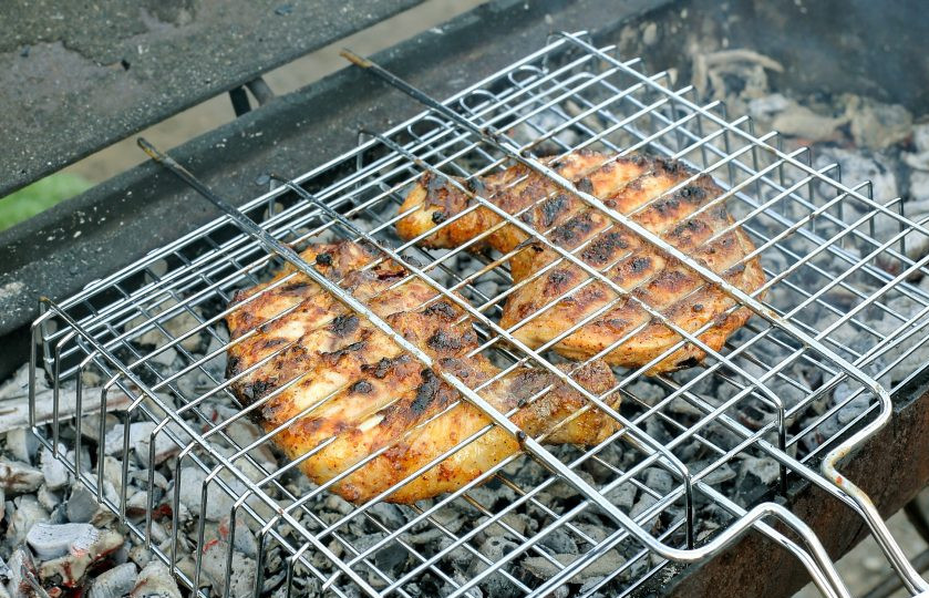 1. Этап. Куриные окорочка на мангале: Подготовьте мангал. Когда дрова прогорят, выложите окорочка на смазанную маслом решётку. Готовьте, периодически переворачивая, до румяной корочки и полной готовности. Я проверяю готовность ножом. Если вы видите прозрачный сок, значит шашлык готов! Но помните, если курицу передержать на углях, то она может стать сухой.