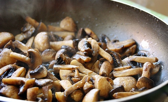 1. Этап. Шампиньоны в соусе Бешамель: 2. На среднем огне жарьте, помешивая, до готовности. Посолите и поперчите по вкусу.