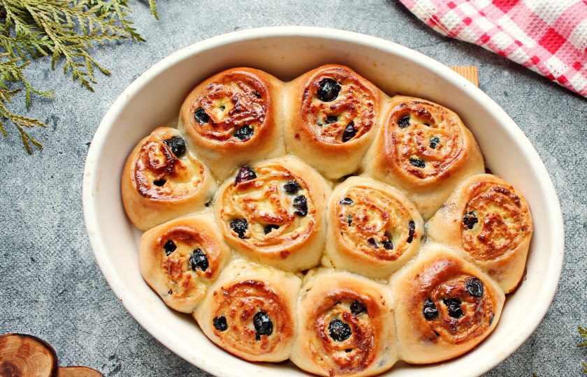 1. Этап. Булочки с голубикой: Подошедшие булочки поставьте в горячую духовку и выпекайте в течение 25-30 минут до готовности и румяного верха. Готовые булочки смажьте растительным маслом, накройте и дайте остыть.