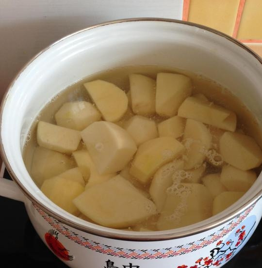 1. Этап. Картофельные зразы с фаршем в духовке: Картошку отварите.