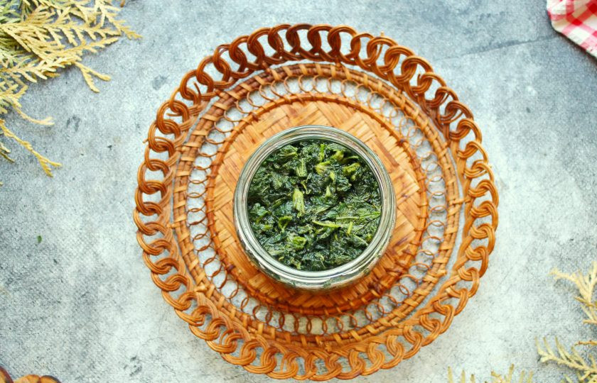 1. Этап. Крапива на зиму для супа: Банки тщательно вымойте в горячей воде с содой и простерилизуйте любым удобным способом. Выложите соленую крапиву в подготовленные банки и утрамбуйте, чтобы не было пустот с воздухом.