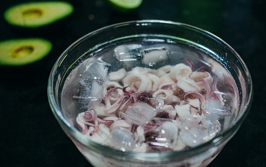 1. Этап. Салат из кальмаров и авокадо: 2. Подготовьте небольшую мисочку с холодной водой. Туда же опустите несколько кубиков льда. Проварите буквально 2 минуты в воде и сразу переложите в мисочку со льдом.