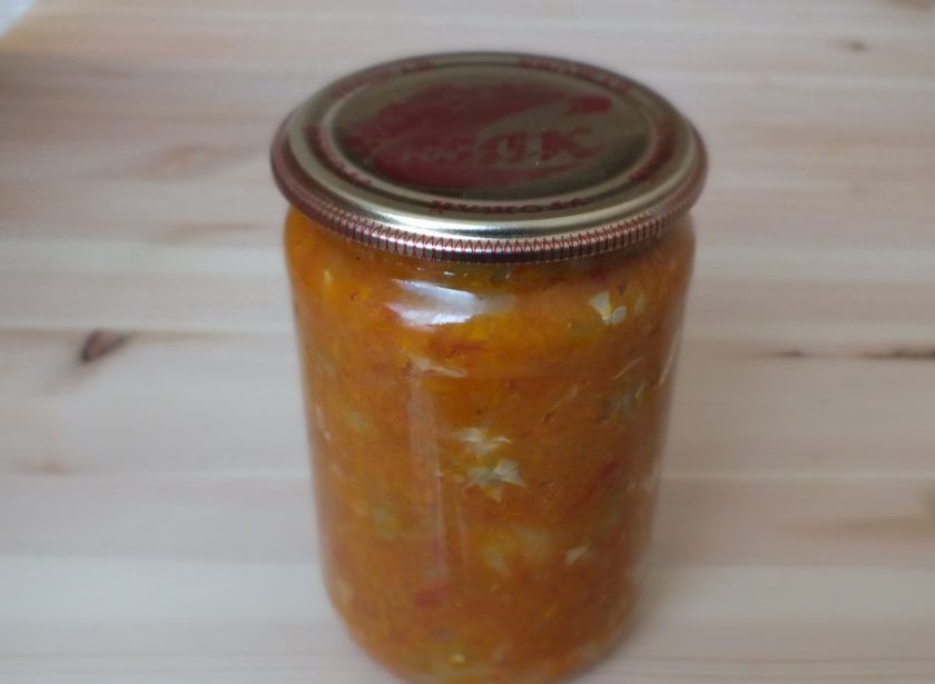 1. Этап. Острый салат из кабачков на зиму: Разложите горячую заготовку по стерилизованным банкам, закройте герметично сухими, чистыми крышками. Переверните, укутайте и охладите в таком виде.