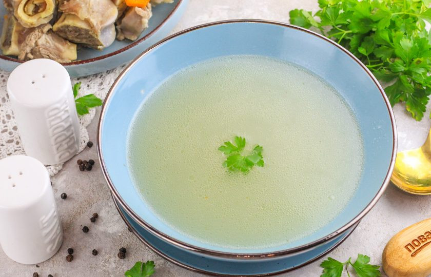 1. Этап. Бульон на сахарной кости: Процедите жидкость через ситечко с мелкими ячейками или двойной слой марли. Выложите кости на отдельную тарелку, а бульон перелейте в глубокую миску или пиалу и подайте к столу.