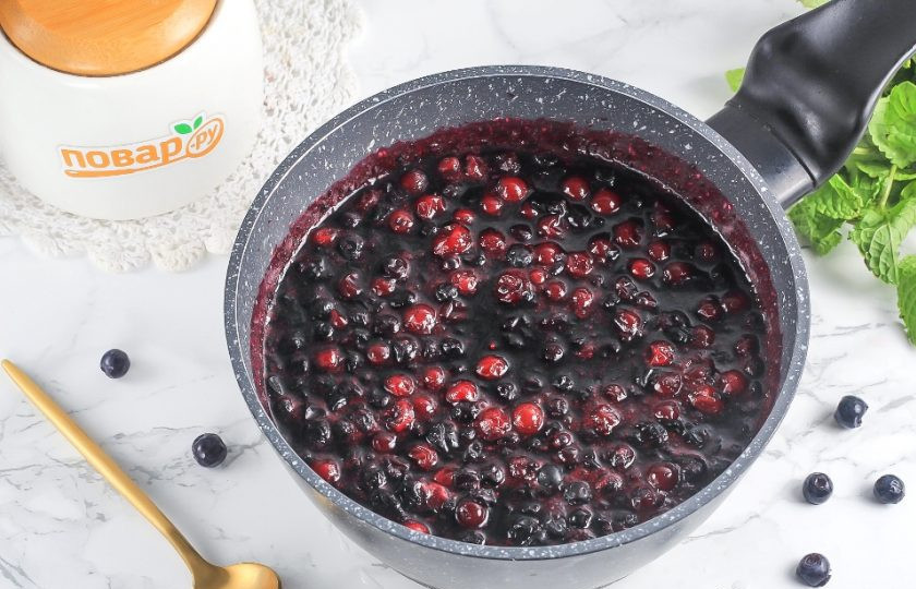 1. Этап. Варенье из черники и брусники: Проварите варенье примерно 10 минут на умеренном нагреве, потом нагрев выключите и оставьте лакомство остывать примерно на 1 час. После чего снова проварите его 10 минут и снова остудите в течение 1 часа. В последний раз доведите варенье до кипения.