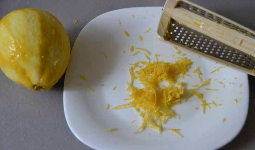 1. Этап. Лимонный торт с рикоттой: Снимите цедру с лимона и добавьте её в начинку.