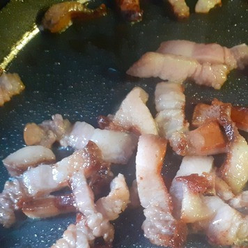 1. Этап. Суп с ростками сои и полентой: Копченое сало нарезать соломкой и слегка обжарить. Добавить в суп